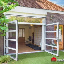 openslaande garagedeur met volledige glazen panelen | Brabant Deur