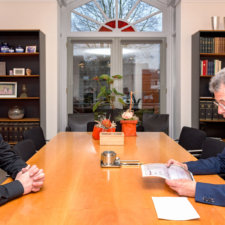 Het winnende lot van Jubileumactie in handen van notaris Reijntjes | Brabant Deur