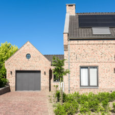 zijwaartsschuivende garagedeur met zelfde oppervlakestructuur als de raamkozijnen | Brabant Deur