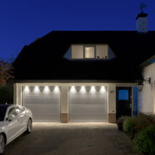 Sfeervolle sectionaaldeur in de avond met ledverlichting in de lijst | Brabant Deur