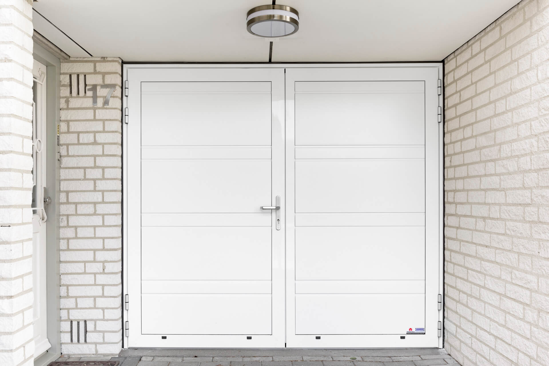 Hoe kan ik mijn garagedeur schoonmaken?