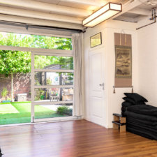 openslaande garagedeur met glazen panelen | Brabant Deur