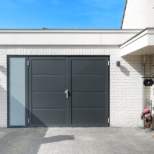 Openslaande Garagedeur met zijpaneel met glas | brabant Deur